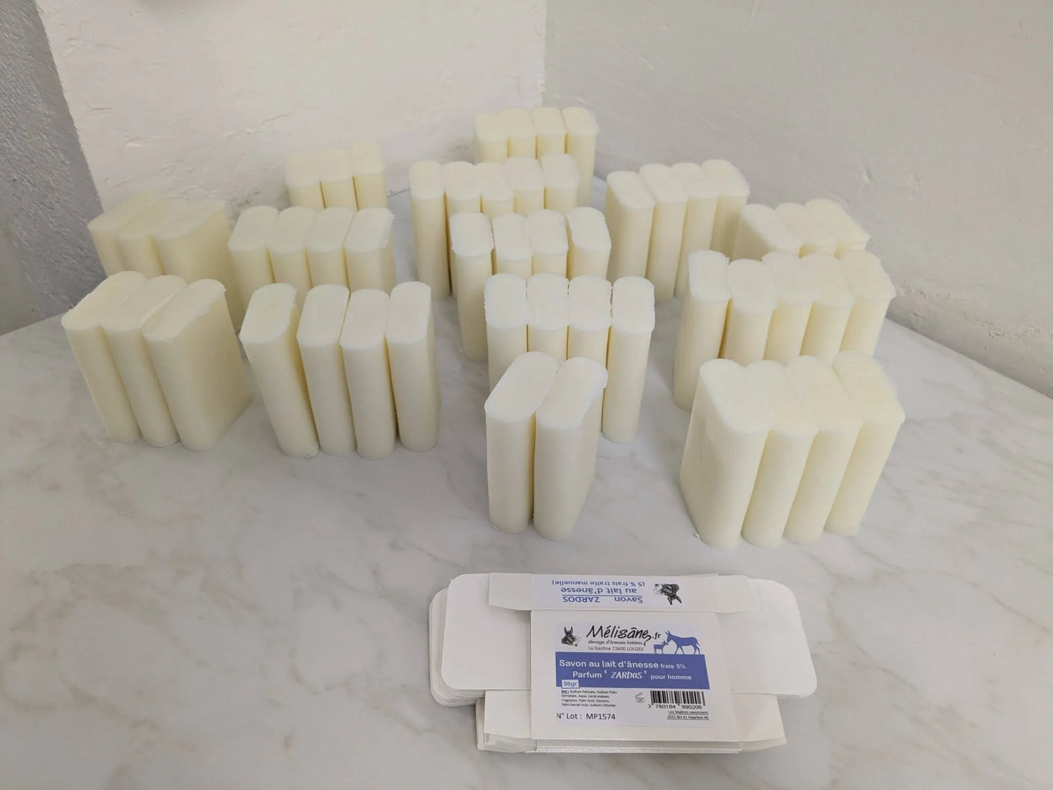 Façonnage artisanal des savons au lait d'ânesse à l'asinerie Mélisâne
