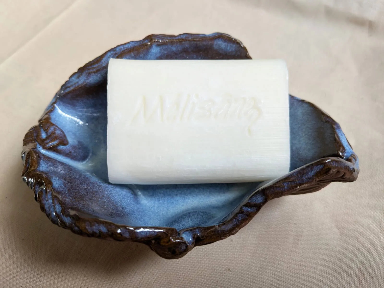 Porte-savon artisanal en céramique avec savon au lait d'ânesse Mélisâne
