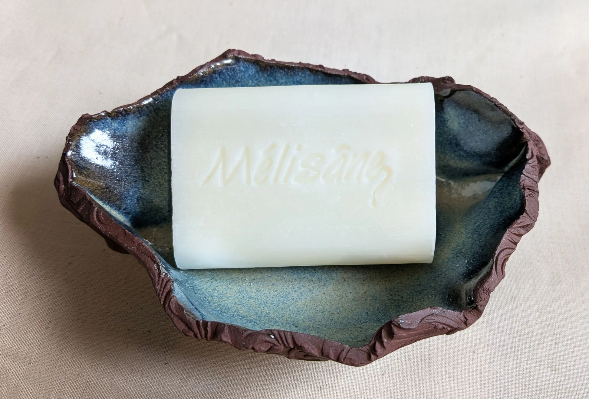 Porte-savon artisanal en céramique avec savon au lait d'ânesse Mélisâne